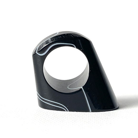 Vintage Size 5 Lucite Black Swirl Ring Oval Slanted Flat Top Geometric Mod - Picture 4 of 10